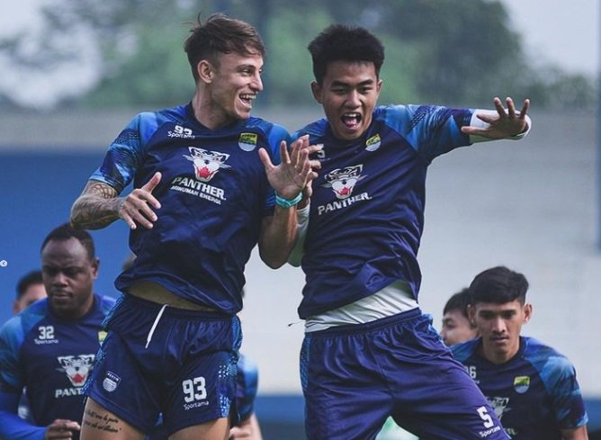 Sesi latihan Persib Bandung jelang lawan Borneo FC .