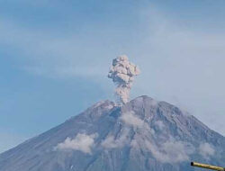 Peringatan Bahaya, Gunung Semeru Erupsi Berulang dalam Waktu Singkat