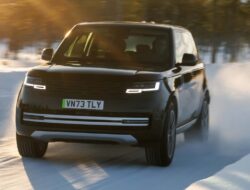 Melintasi Medan Terberat dengan Range Rover Listrik, Inovasi Terbaru dari Land Rover