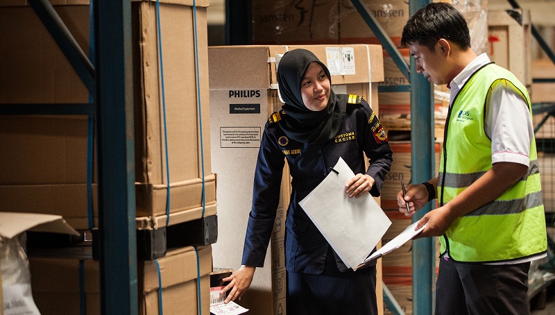 Fakta Barang Bawaan Impor dan Sepatu Kena Bea Masuk.