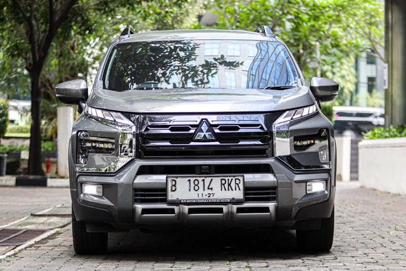 Mitsubishi Xpander Cross tampak depan.