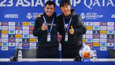 Pelatih Timnas Indonesia U-23, Shin Tae-yong (kanan) bersama Witan Sulaeman.