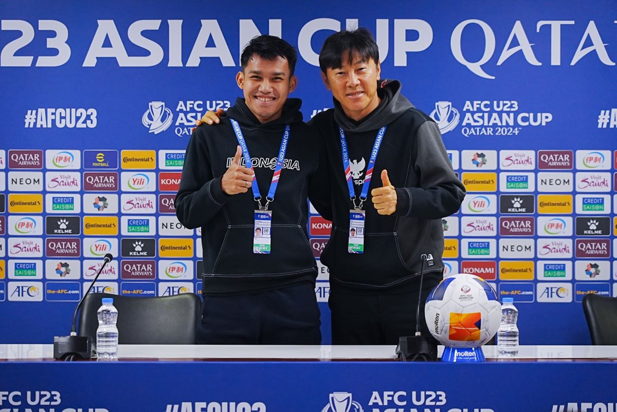 Pelatih Timnas Indonesia U-23, Shin Tae-yong (kanan) bersama Witan Sulaeman.