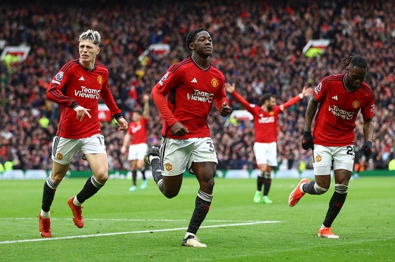 Gol Kobbie Mainoo sempat membawa Manchester United berbalik unggul 2-1 atas Liverpool.