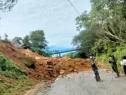 Kendaraan Tertahan Akibat Longsor di Pantai Cermin, Solok