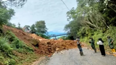 Kendaraan Tertahan Akibat Longsor di Pantai Cermin, Solok