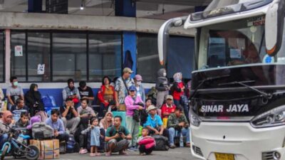 Pemudik yang pulang kampung menggunakan bus.