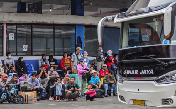 Pemudik yang pulang kampung menggunakan bus.