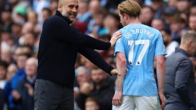Pep Guardiola bercanda dengan Kevin de Bruyne usai laga Manchester City vs Luton Town .