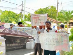 Puluhan Warga Desa Jinanten Gelar Aksi Demo di Halaman Kajari Rembang
