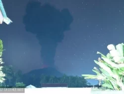 Erupsi Gunung Ibu Tinggi, Wilayah Sekitar Dikepung Abu Vulkanik