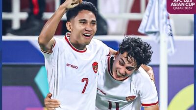 Pemain Timnas Indonesia U-23, Marselino Ferdinan bersama Rafael Struick.