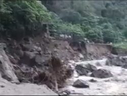 Banjir Padang Pariaman Hambat Perjalanan Menuju Air Terjun