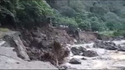 Banjir Padang Pariaman Hambat Perjalanan Menuju Air Terjun