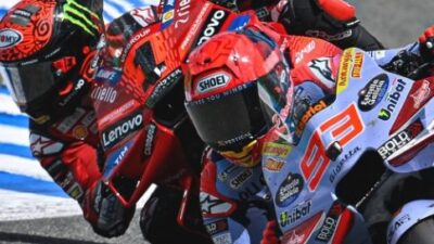 Marc Marquez berduel ketat dengan Francesco Bagnaia di MotoGP Prancis 2024.