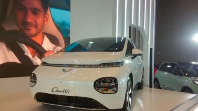 Wuling Cloud EV resmi diluncurkan dengan banderol Rp398 juta. Harga tersebut di bawah estimasi awal saat peluncuran.