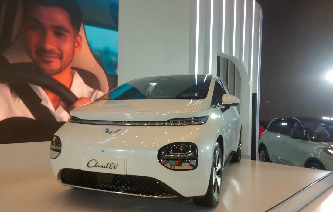 Wuling Cloud EV resmi diluncurkan dengan banderol Rp398 juta. Harga tersebut di bawah estimasi awal saat peluncuran.