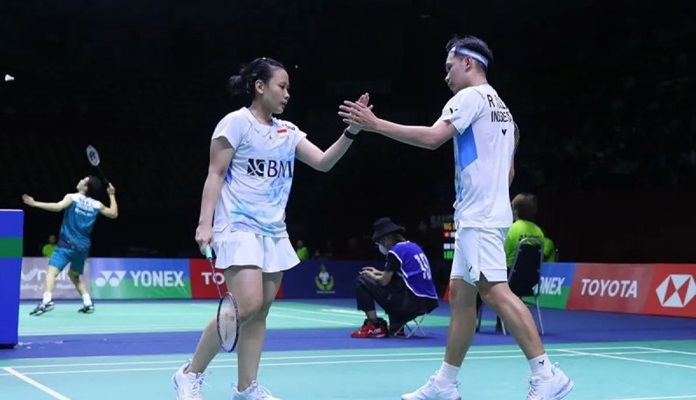 Pebulutangkis ganda campuran Indonesia Rinov Rivaldy-Pitha Haningtyas Mentari taklukkan Dejan Ferdinansyah-Gloria Emanuelle Widjaja pada pertandingan perempat final Thailand Open 2024 di Nimibutr Arena, Bangkok, Jumat (17/5/2024).