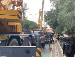 Truk Kontainer Menabrak Pembatas Jalan di Bekasi, Tidak Ada Korban