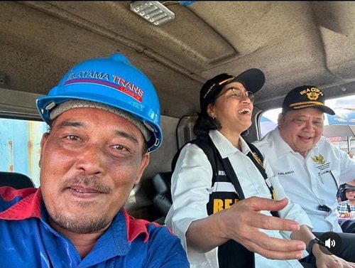 Sopir Kontainer Foto dengan Sri Mulyani dan Menko Airlangga.