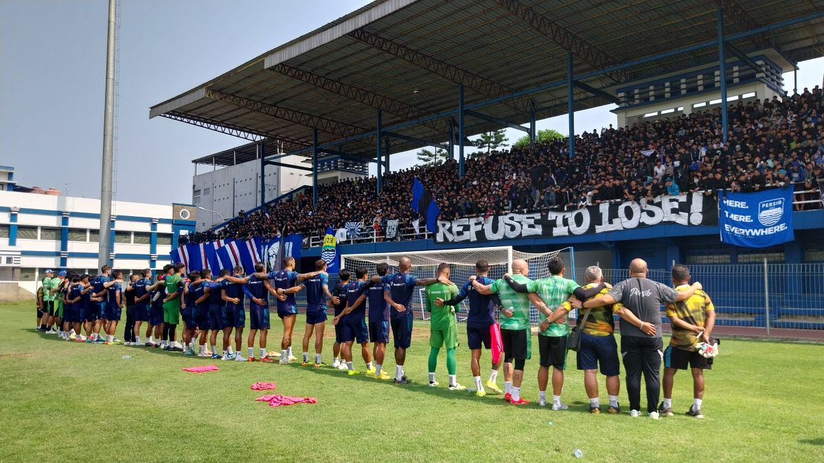 Persib Bandung didenda Rp50 juta jelang laga melawan Madura United.