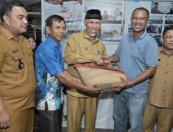 Masyarakat Pasbar Terima Bantuan Ternak Ayam KUB dari Pemprov Sumbar