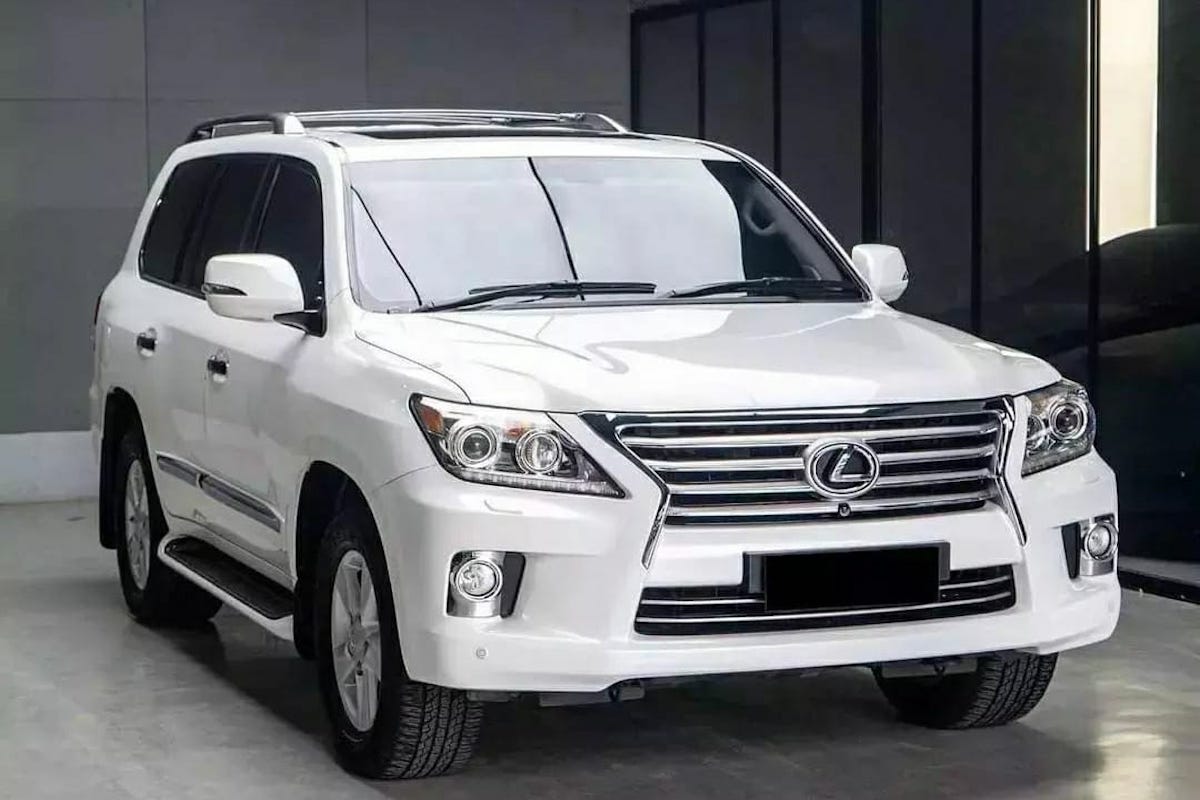 Lexus LX 570.