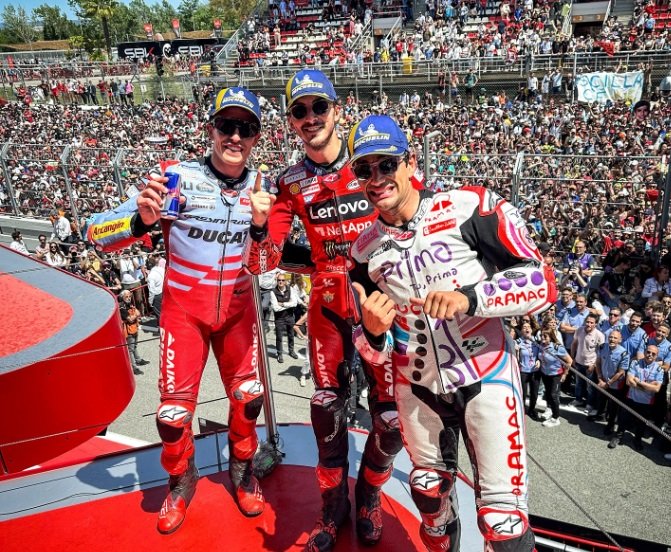 Francesco Bagnaia bersama Jorge Martin dan Marc Marquez di podium MotoGP Catalunya 2024.