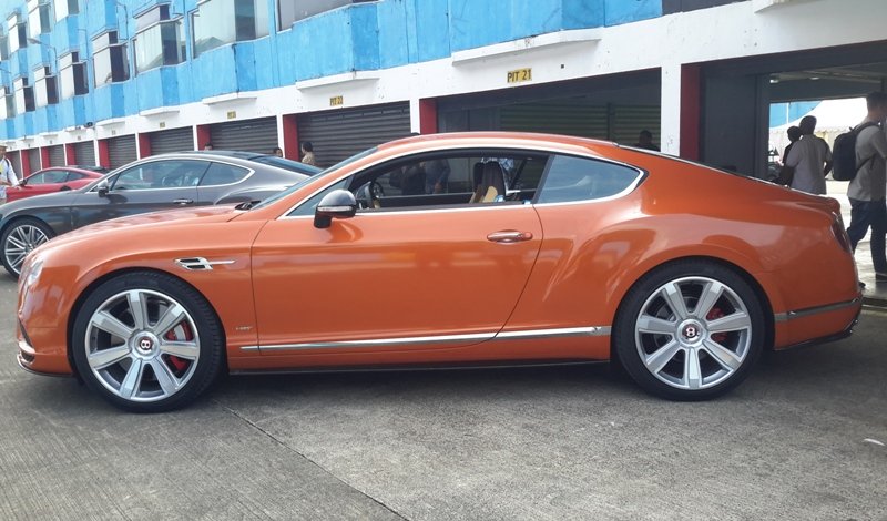 Ilustrasi segini pajak mobil brently.