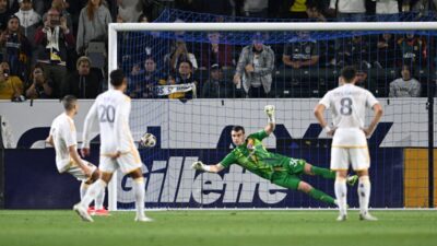 Aksi Maarten Paes di laga LA Galaxy vs FC Dallas.
