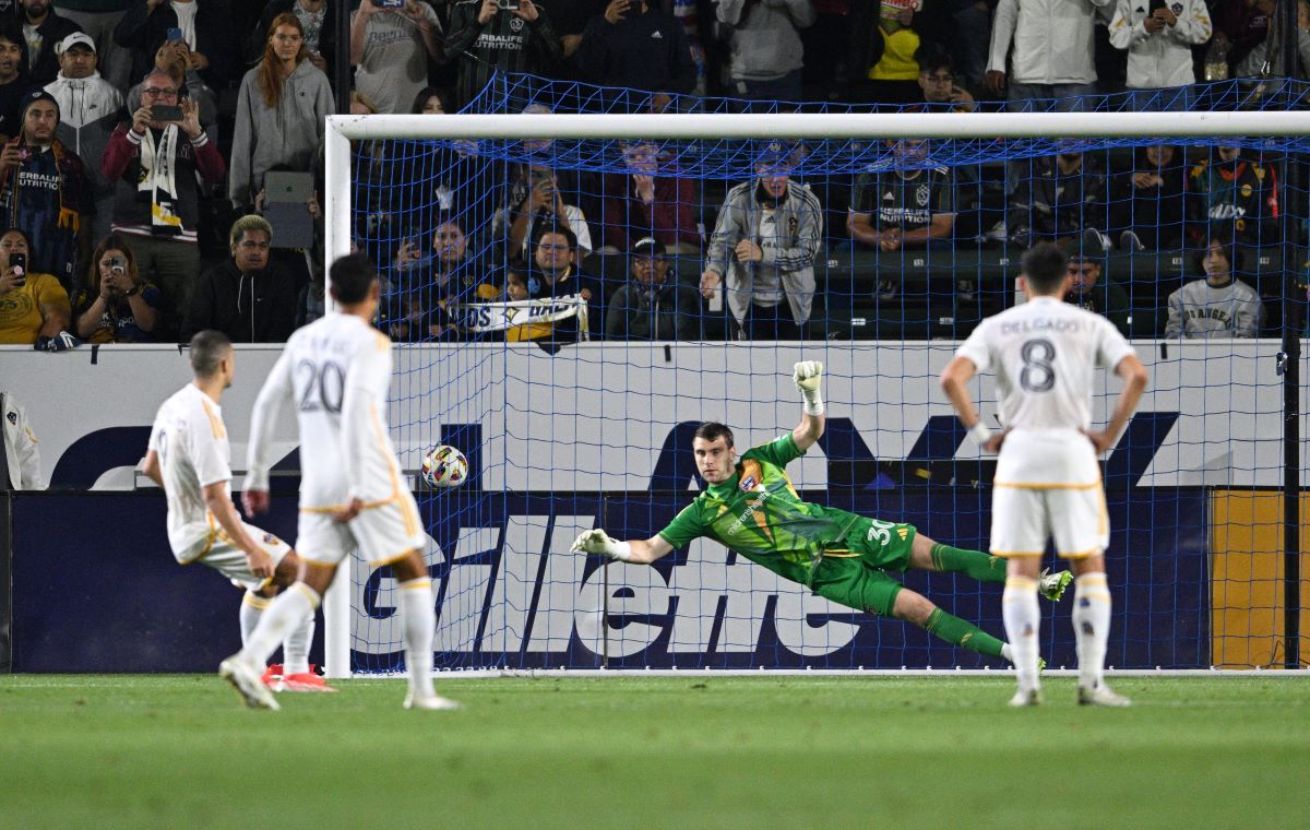 Aksi Maarten Paes di laga LA Galaxy vs FC Dallas.