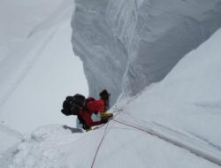 Pendaki Nepal Cetak Sejarah di Puncak Everest