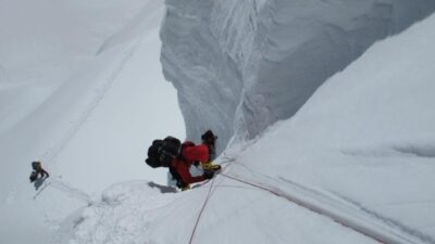 Pendaki Nepal Cetak Sejarah di Puncak Everest