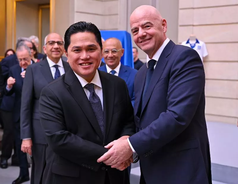 Ketum PSSI, Erick Thohir bersama Presiden FIFA, Gianni Infantino.