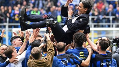 Pelatih Inter Milan, Simone Inzaghi, diangkat anak asuhnya usai resmi juara Liga Italia 2023-2024.