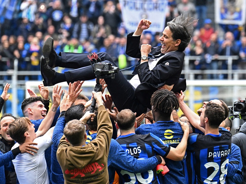 Pelatih Inter Milan, Simone Inzaghi, diangkat anak asuhnya usai resmi juara Liga Italia 2023-2024.