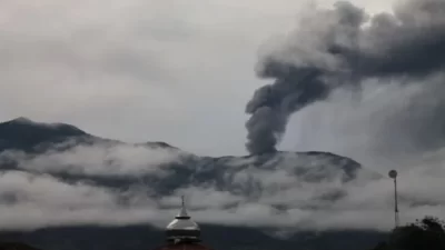 Mahyeldi: Jauhi Radius 4,5 Km dari Kawah Marapi