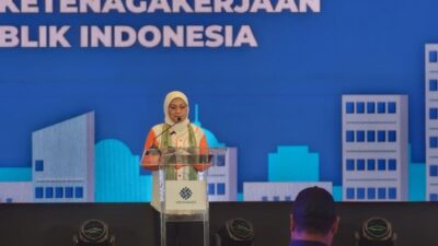 Menaker minta pengusaha beri sertifikat peserta magang.