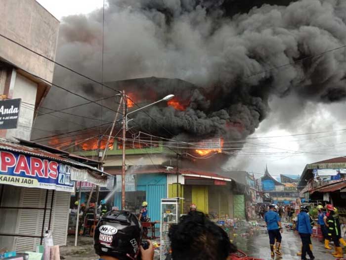 Pasar Raya Padang terbakar