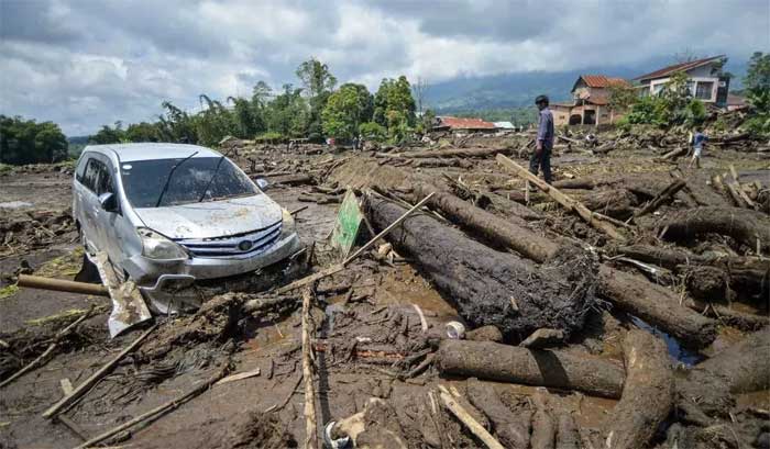 Satu unit minibus terseret banjir lahar dingin di Sumbar. (dok antara)