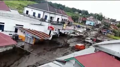 Puluhan rumah direndam lumpur di Nagari Bukik Batabuah, Agam akibat banjir lahar dingin. (ist)