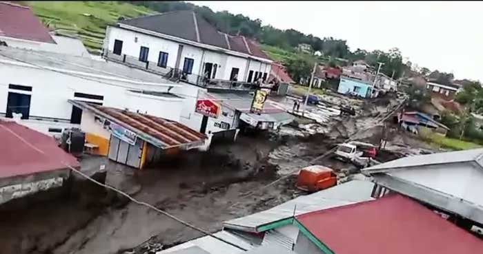 Puluhan rumah direndam lumpur di Nagari Bukik Batabuah, Agam akibat banjir lahar dingin. (ist)