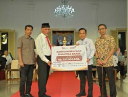 Simbolis, Gubernur Sumbar Menerima Bantuan Bencana dari FKIJK Senilai Rp837 Juta