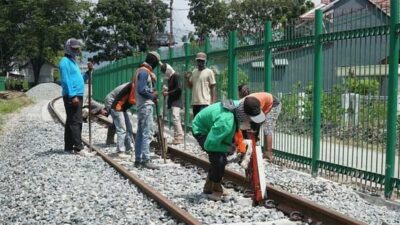 Rel kereta api di Sumatera Barat.