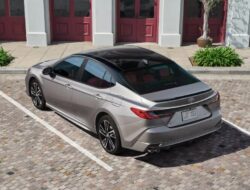Permintaan Tinggi, Toyota Camry Generasi Baru Dijual dengan Markup Harga