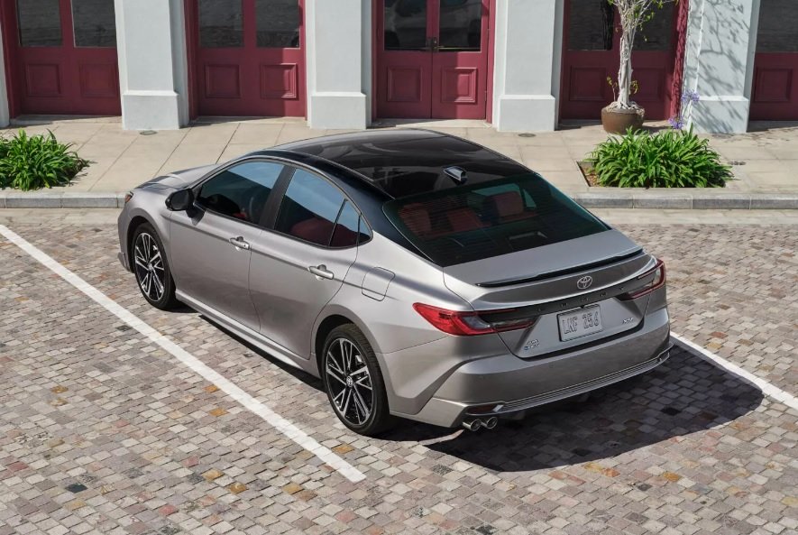 Sejumlah dealer Toyota markup harga Camry versi terbaru.