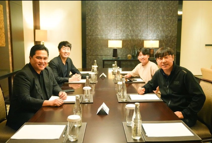 Ketum PSSI, Erick Thohir adakan pertemuan dengan pelatih Timnas Indonesia, Shin Tae-yong.