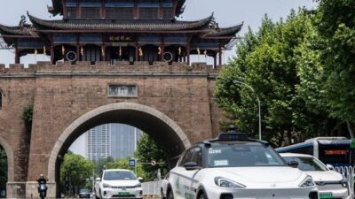 China gencar uji coba mengemudi mobil dengan bantuan robot.