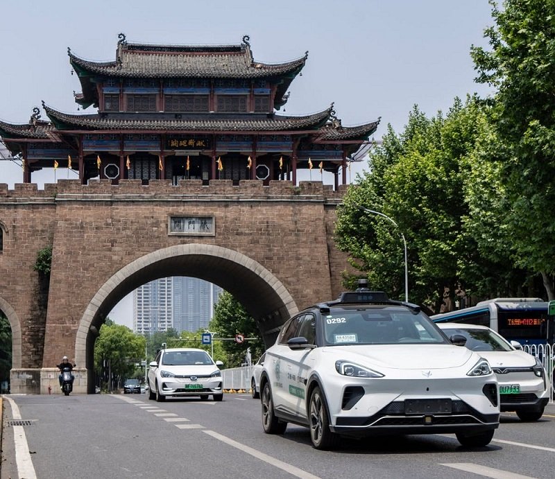 China gencar uji coba mengemudi mobil dengan bantuan robot.
