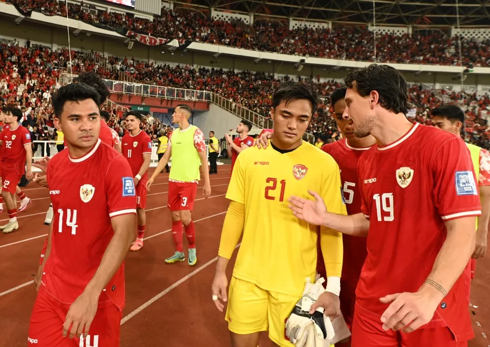 Ernando Ari dihibur rekan-rekannya di Timnas Indonesia usai laga.